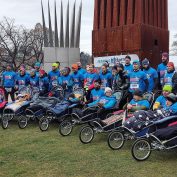 Pražský půlmaraton jinak: s vozíkem a těmi, kdo sami běhat nemohou