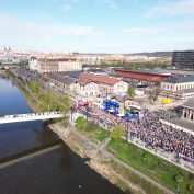 Pražský půlmaraton ozdobil rekordem Keňan Sawe. Z domácích zvítězili Vebr a Hrochová